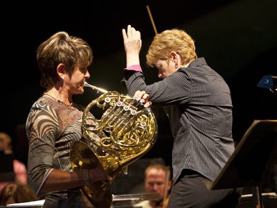Photo of Alsop conducting and Lawson playing the horn