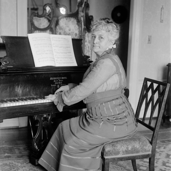 Black and white photo of Teresa Carreno sitting at a piano