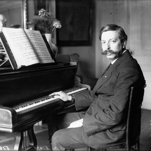 Black and white photo of Granados sitting at a piano